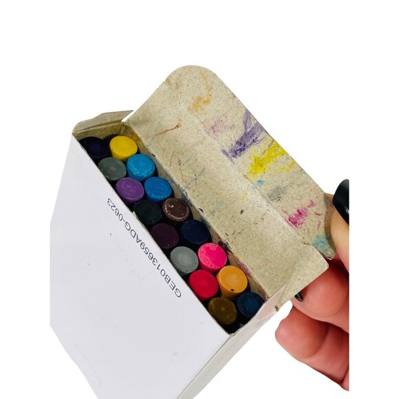 Cra-Z-Art Barbie Polka Dot Crayons 16-Count Mattel Wax Crayons For Kids Art & Cr - Picture 8 of 8